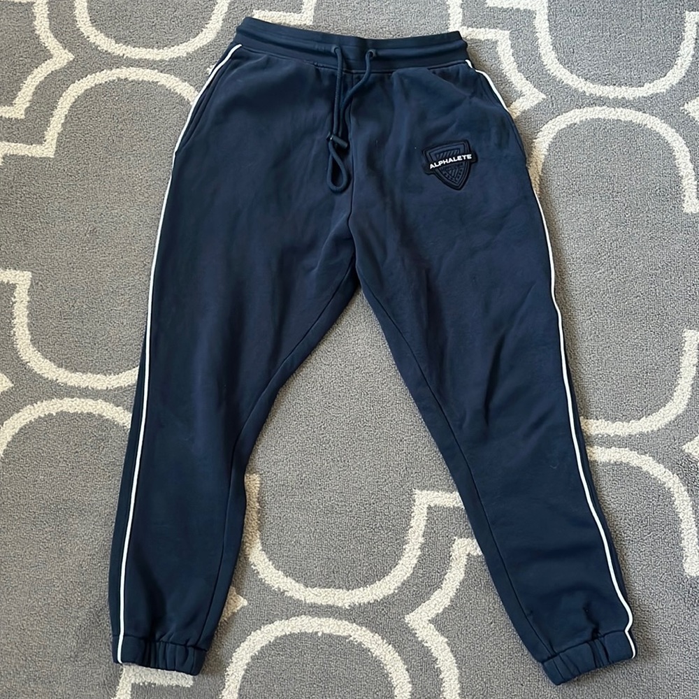 Small men’s alphalete joggers
